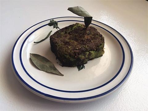 Croquetas de chícharo rellenas de queso.
